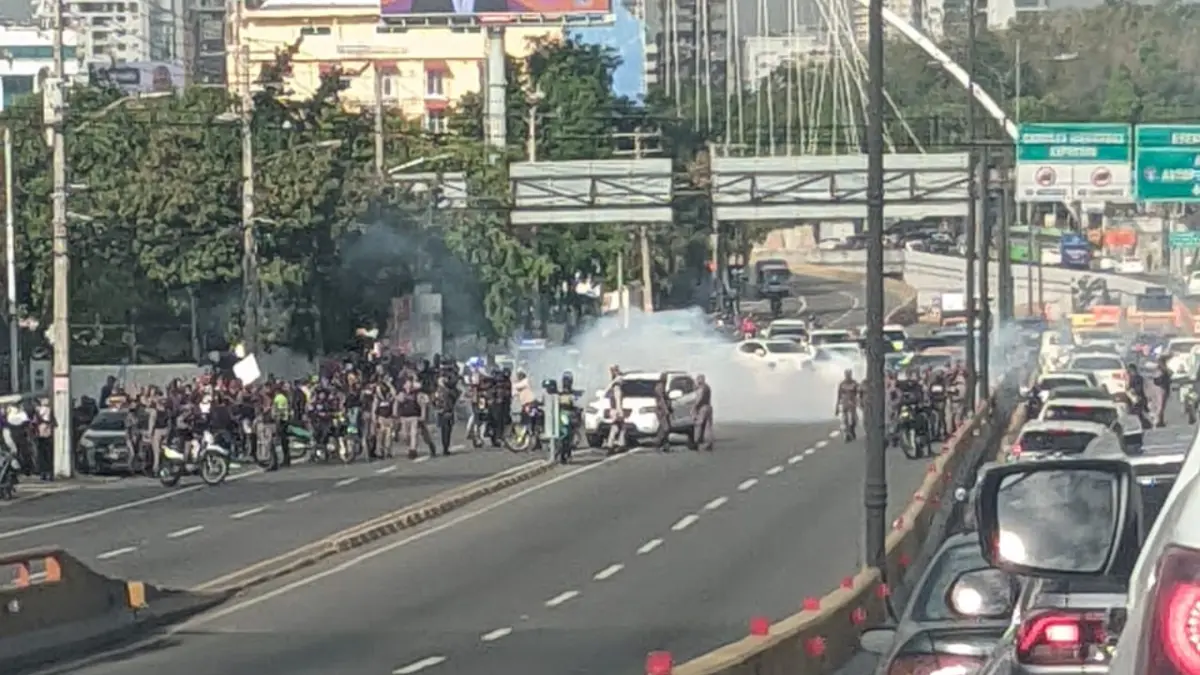 Con disparos y gas pimienta está conteniendo la policía a oficiales retirados durante protesta