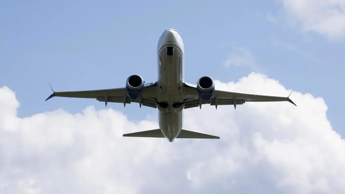 Un vuelo de United Airlines con destino a Boston se desvía a Denver por daños en una ala