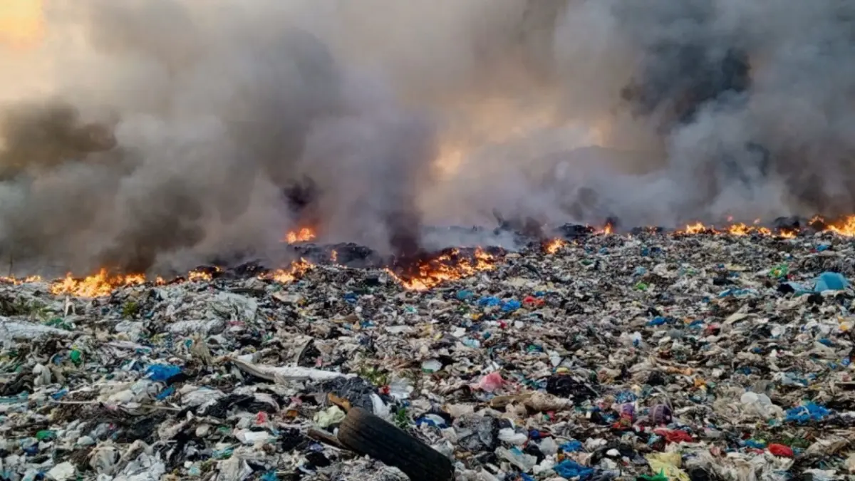 Bomberos en La Vega no logran sofocar incendio en vertedero tras más de 10 días en llamas