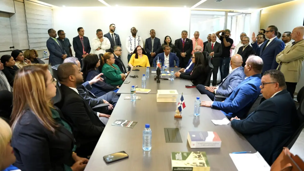 Domingo Contreras recibe apoyo de los profesionales del derecho de Santo Domingo