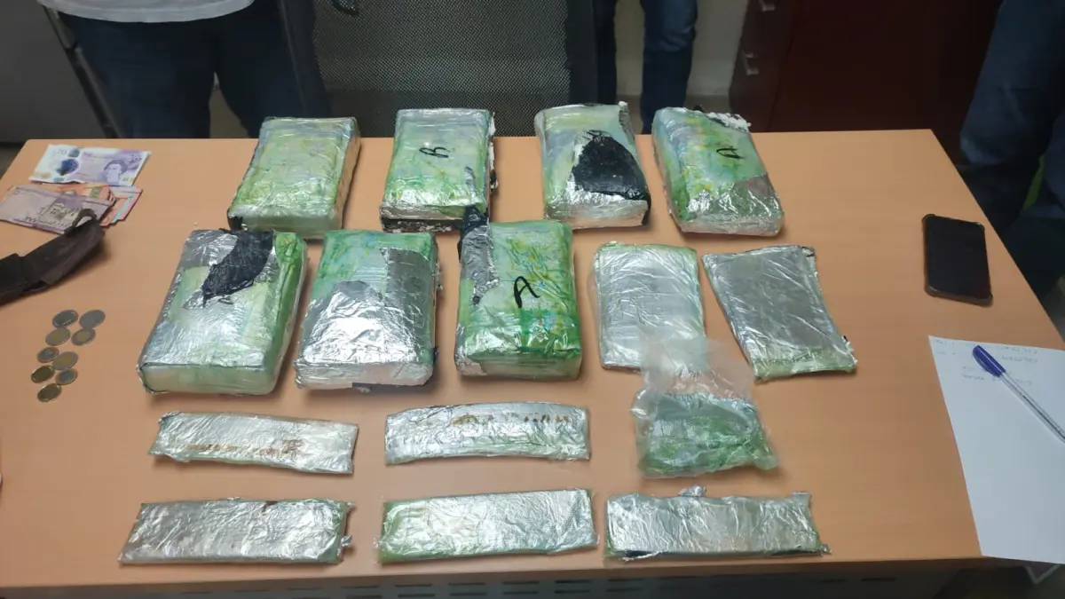 En silla de ruedas ocupan siete paquetes y 36 láminas presumiblemente cocaína