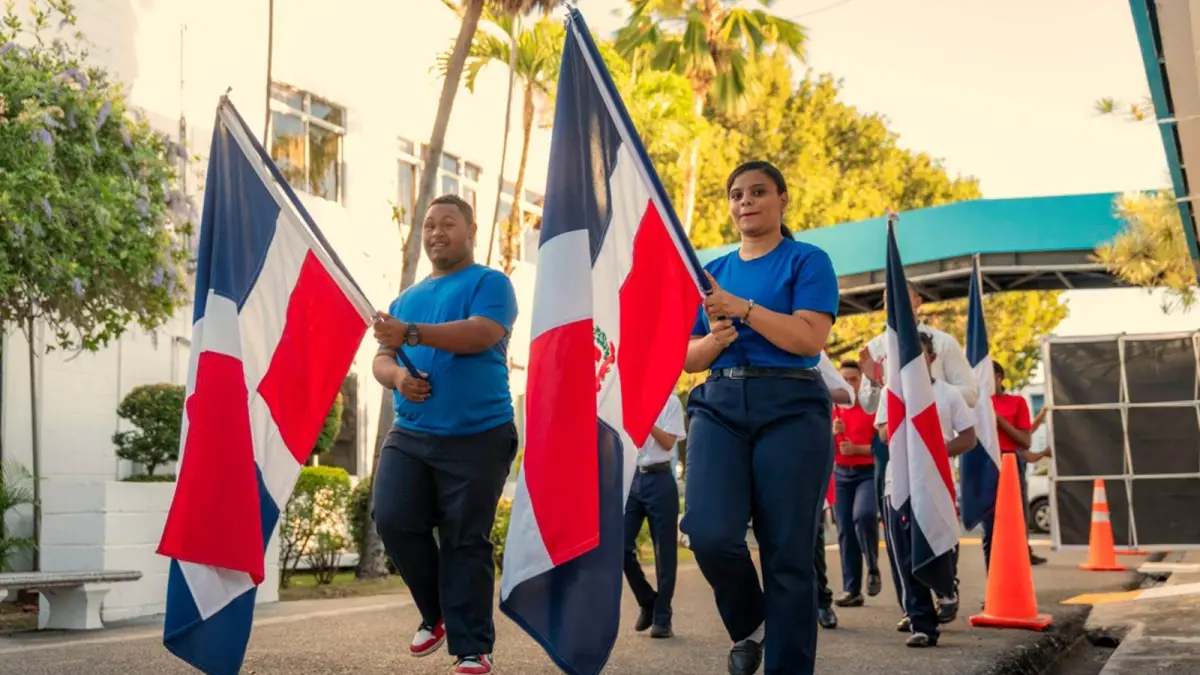 Rehabilitación inicia el mes de la patria con acto de subida de bandera