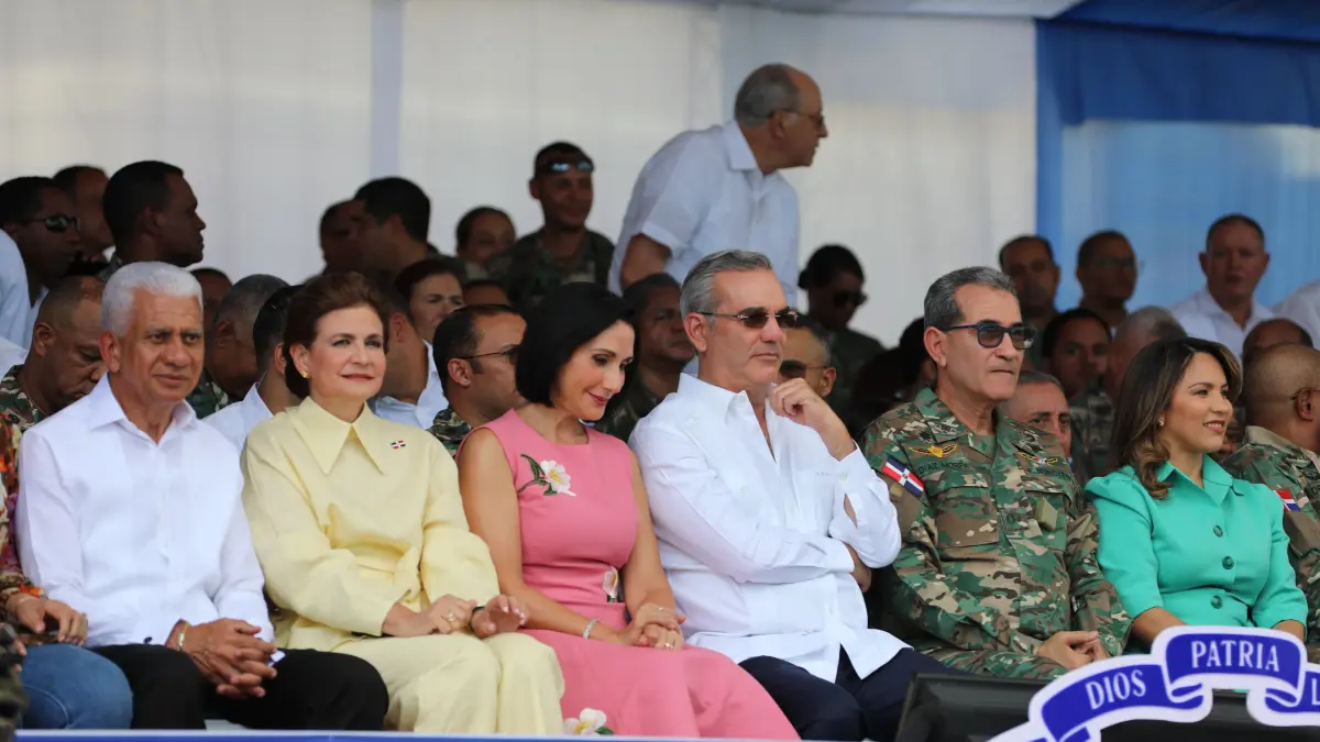 Abinader encabeza desfile militar por aniversario de la Independencia Nacional