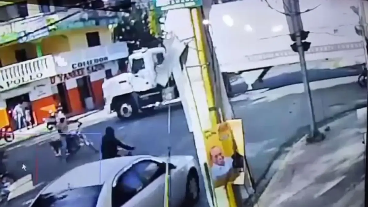 ¡Insólito! Motorista pasa por debajo de patana y sale ileso en San Cristóbal