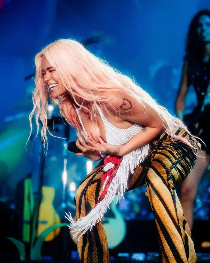 Karol G al revelar el sexo del bebé de una fanática: “¡Es una bichota!”