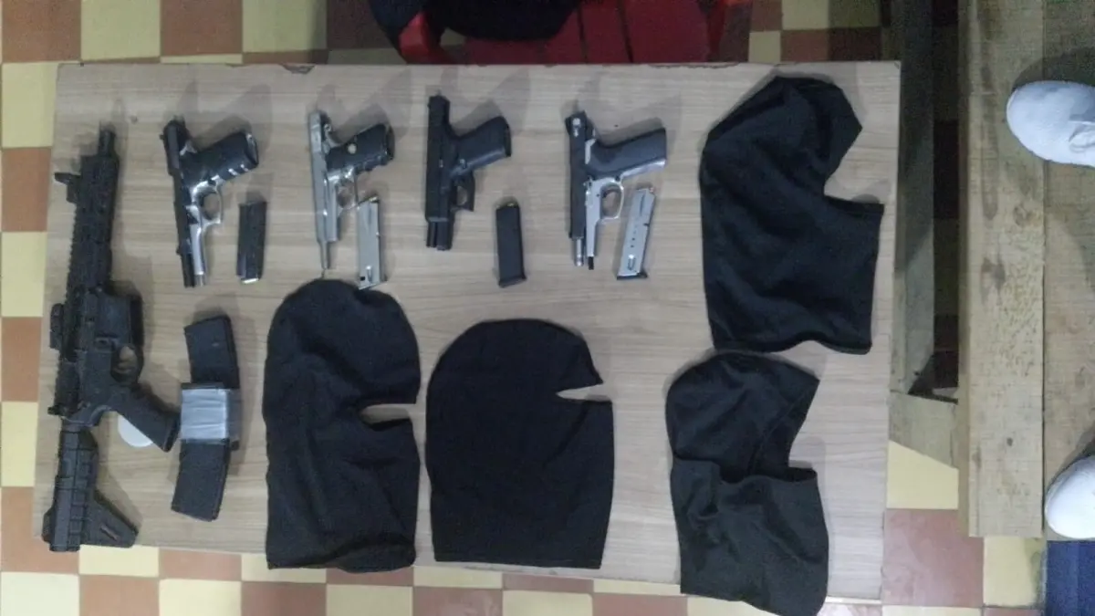 PN captura cinco hombres y les ocupa cuatro pistolas, un fusil y pasamontañas en Cotuí