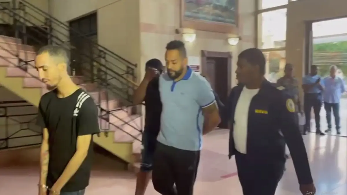 Envían a prisión a hombre que desafió policías a punta de pistola en aeropuerto