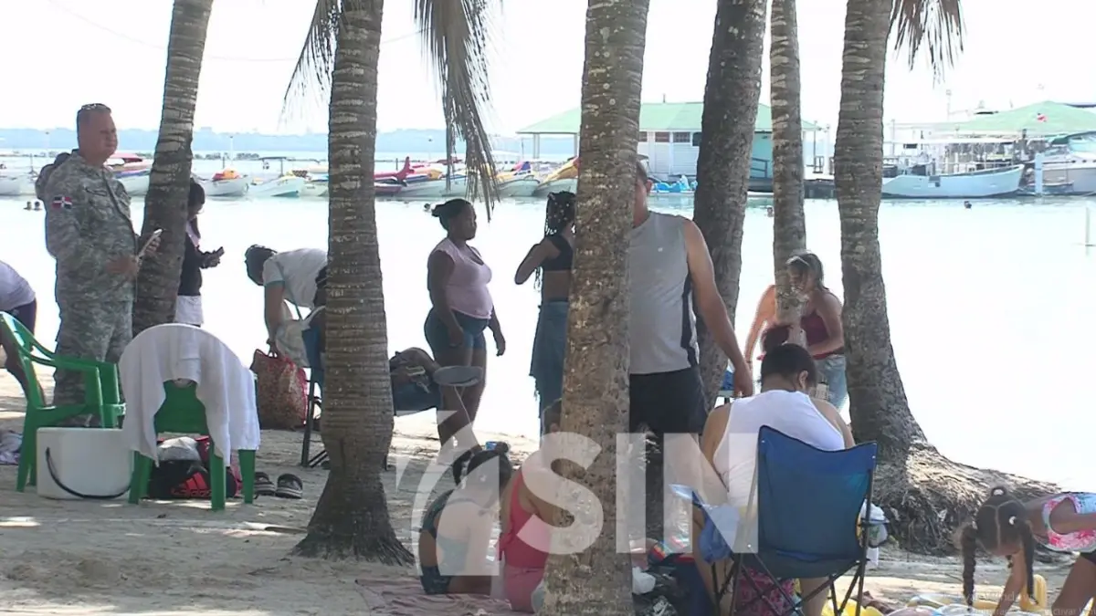 Pese a quejas por precios, playa de Boca Chica comienza a llenarse de visitantes