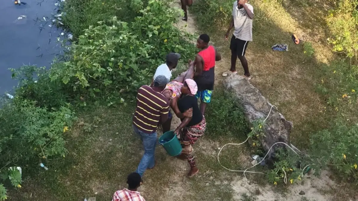 Colocan malla protectora en puente fronterizo tras caída de comerciante haitiana