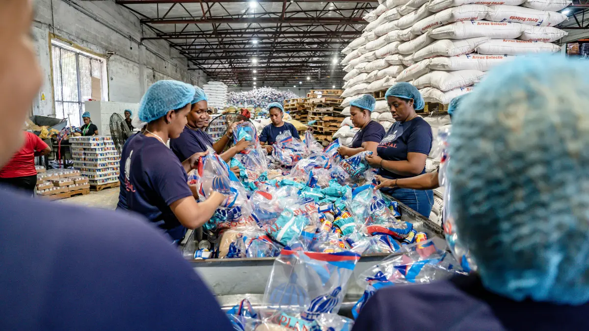 Plan Social entrega kits de habichuelas con dulce a familias de escasos recursos