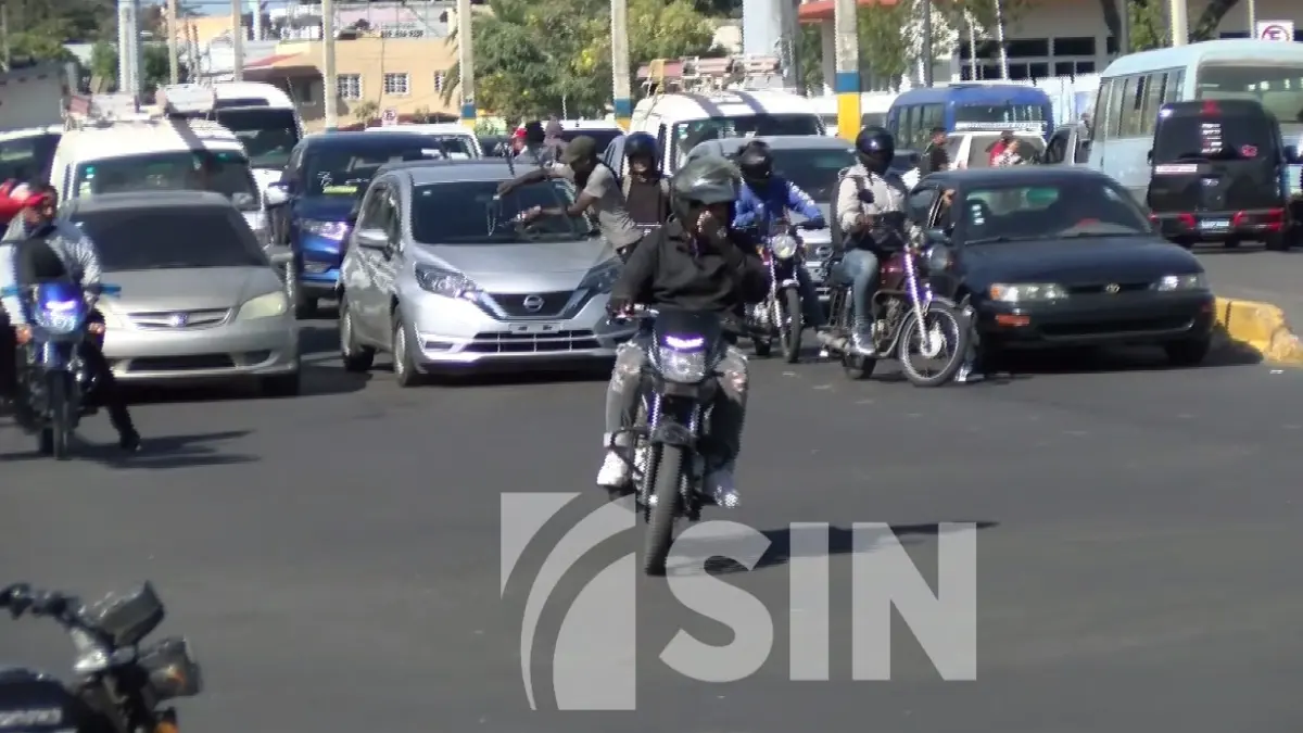 Motoristas ocupan aceras y causan caos en Santo Domingo Este