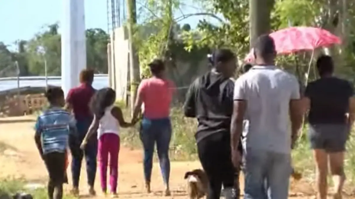 Cierre de calle representa peligro para estudiantes de Ciudad Juan Bosch