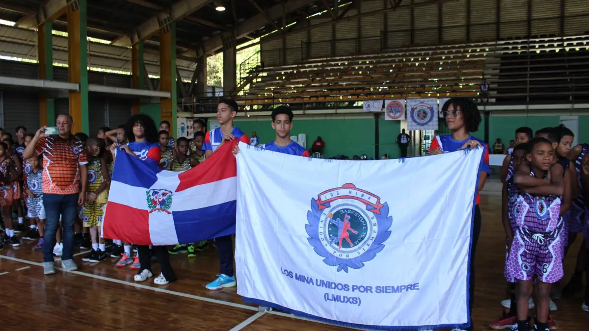 Donan útiles deportivos, durante celebración del II Convivio minibasket LMUXS 2024
