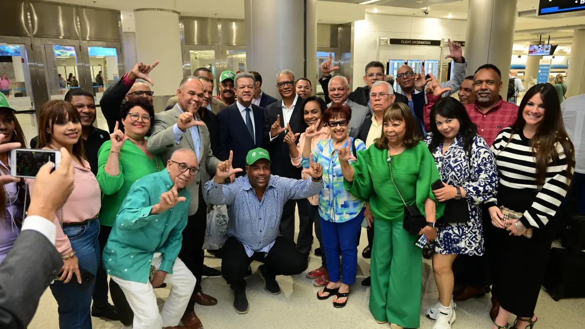 Leonel viaja a EEUU para continuar diálogos sectoriales