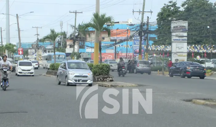 Falta de semáforos provoca caos en la carretera Mella
