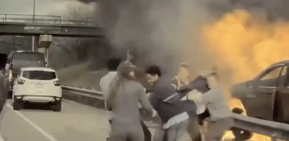 Salvan la vida a un hombre atrapado en un coche en llamas en Minnesota