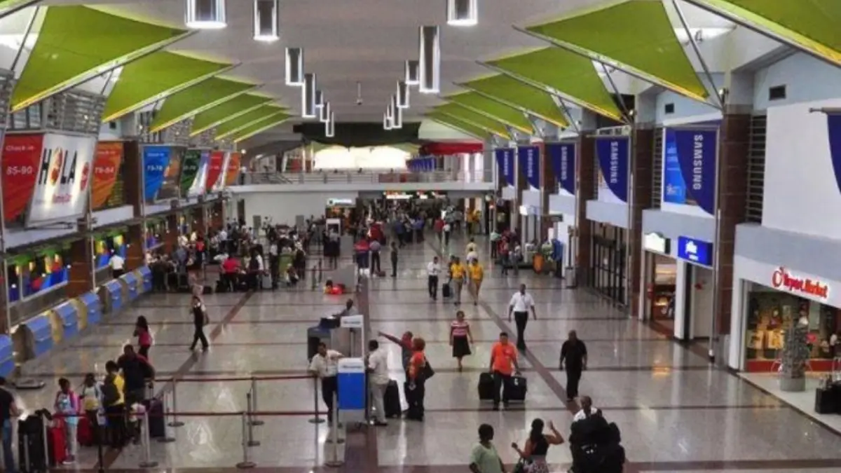 Pasajeros afectados por desprendimiento de asfalto en el AILA están siendo ubicados