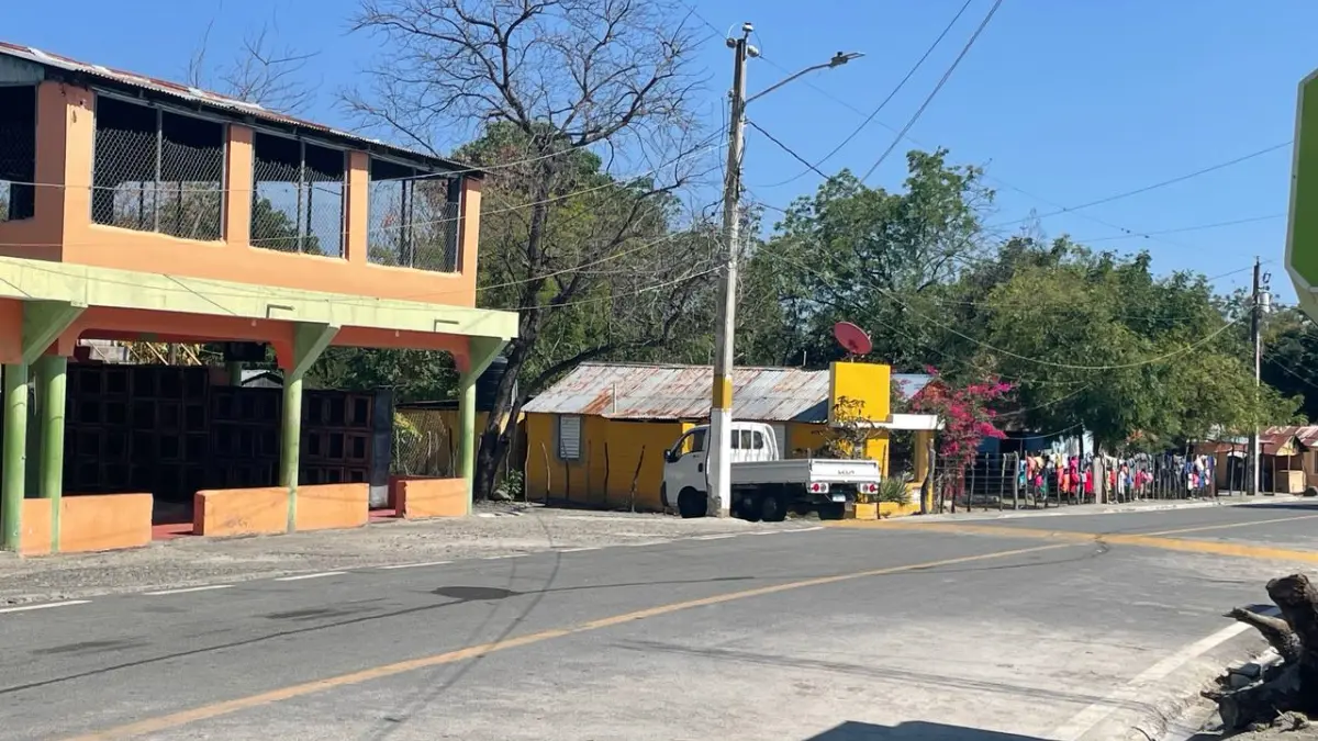 Edesur ilumina tres comunidades en Peravia