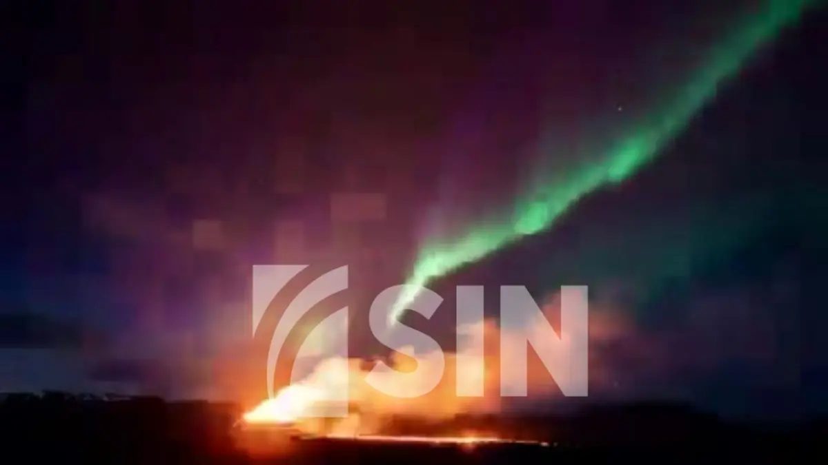 ¡Sorprendente! Momento en el que volcán hace erupción durante aparición de aurora boreal
