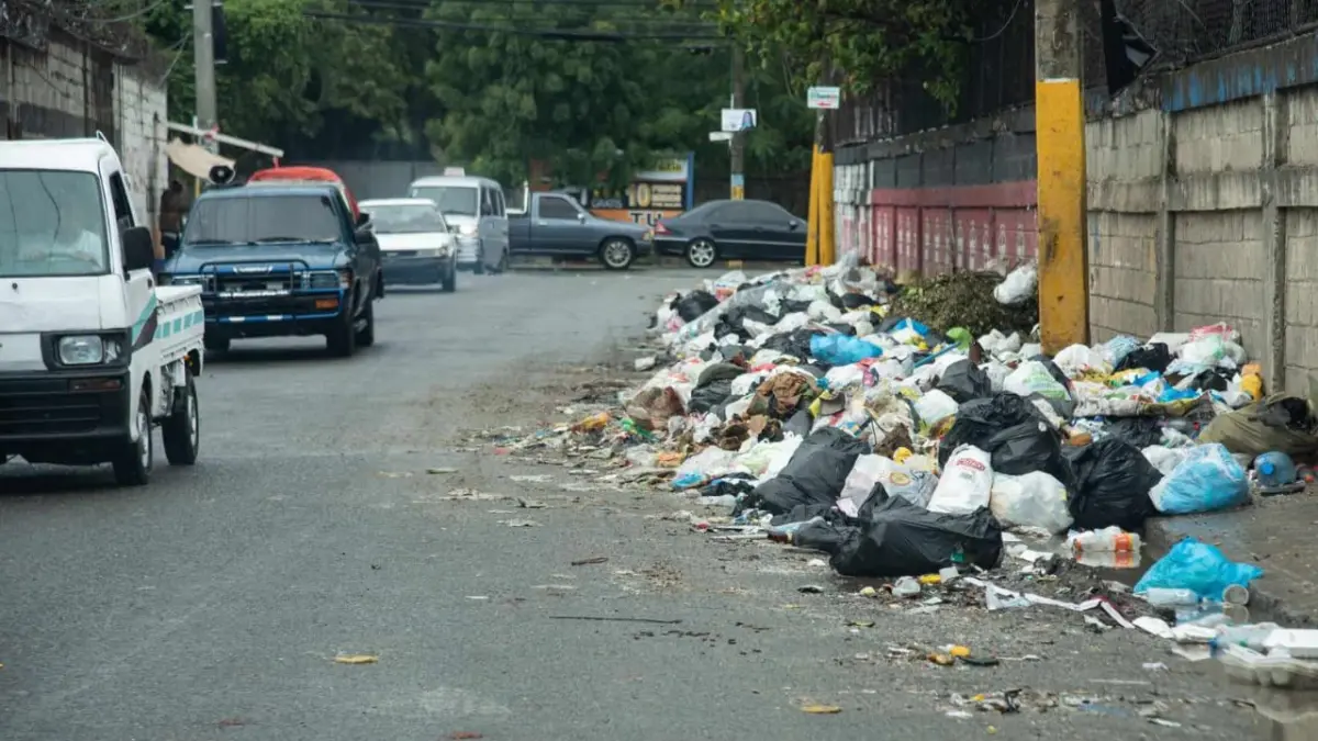 Dio Astacio sancionará a quienes tiren basura en las calles