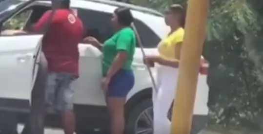 Mujer agrede hombre en una vía pública en Hato Mayor