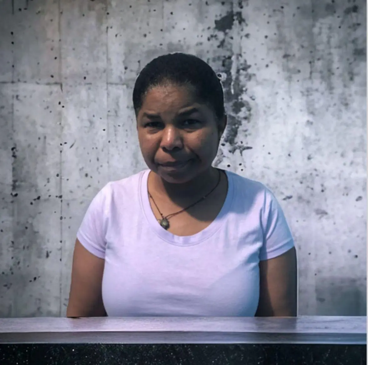 Policía Nacional arresta mujer por malversación de fondos a empresa en Santiago