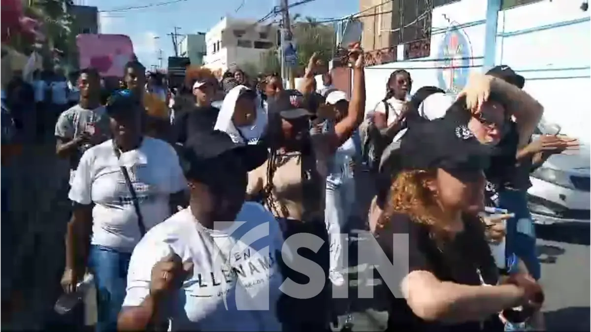 Jóvenes marchan en La Romana en busca de rescatar los valores critianos