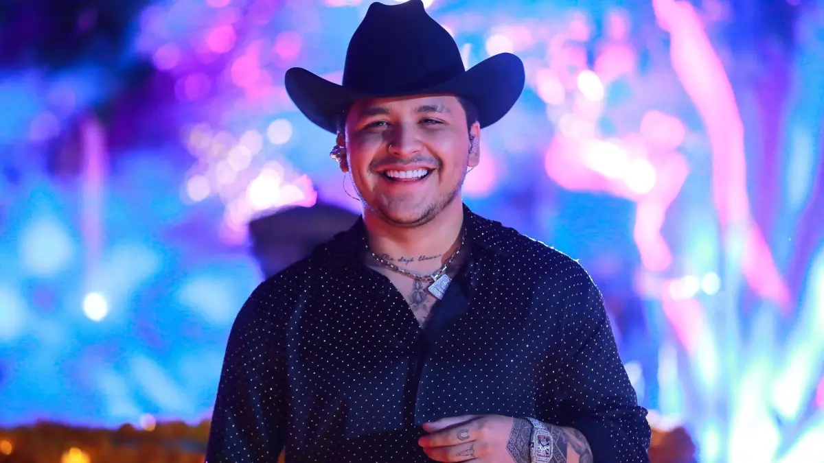 Christian Nodal remplazó dentadura real por diamantes: lo más imbécil que he hecho