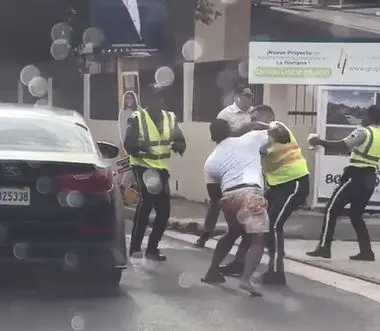 Dictan medida de coerción a conductor y pasajero por agresión a agentes de tránsito en La Romana