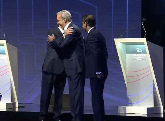 Leonel, Abel y Abinader se unen en un abrazo para finalizar debate