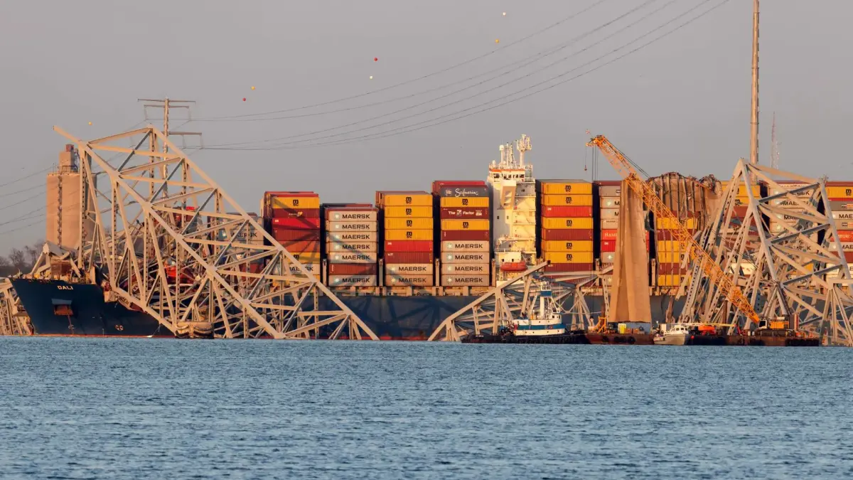 Abren canal temporal para buques comerciales tras colapso del puente de Baltimore