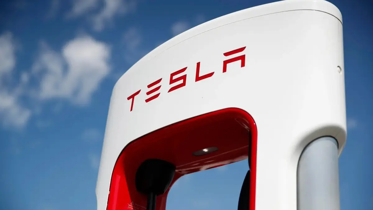 Tesla anuncia a sus empleados que reducirá su plantilla global más de 10 %, según medios