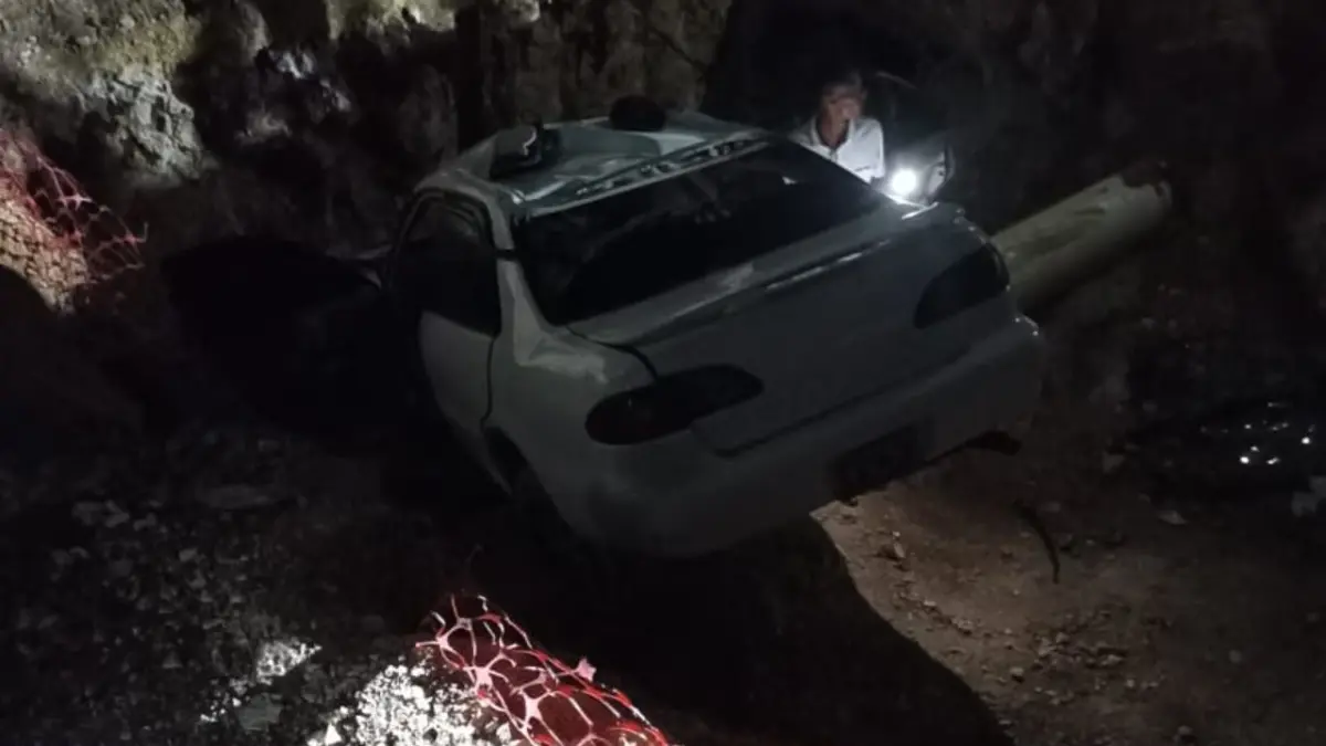 Vehículo queda atrapado en un hoyo en la Av. Ecológica