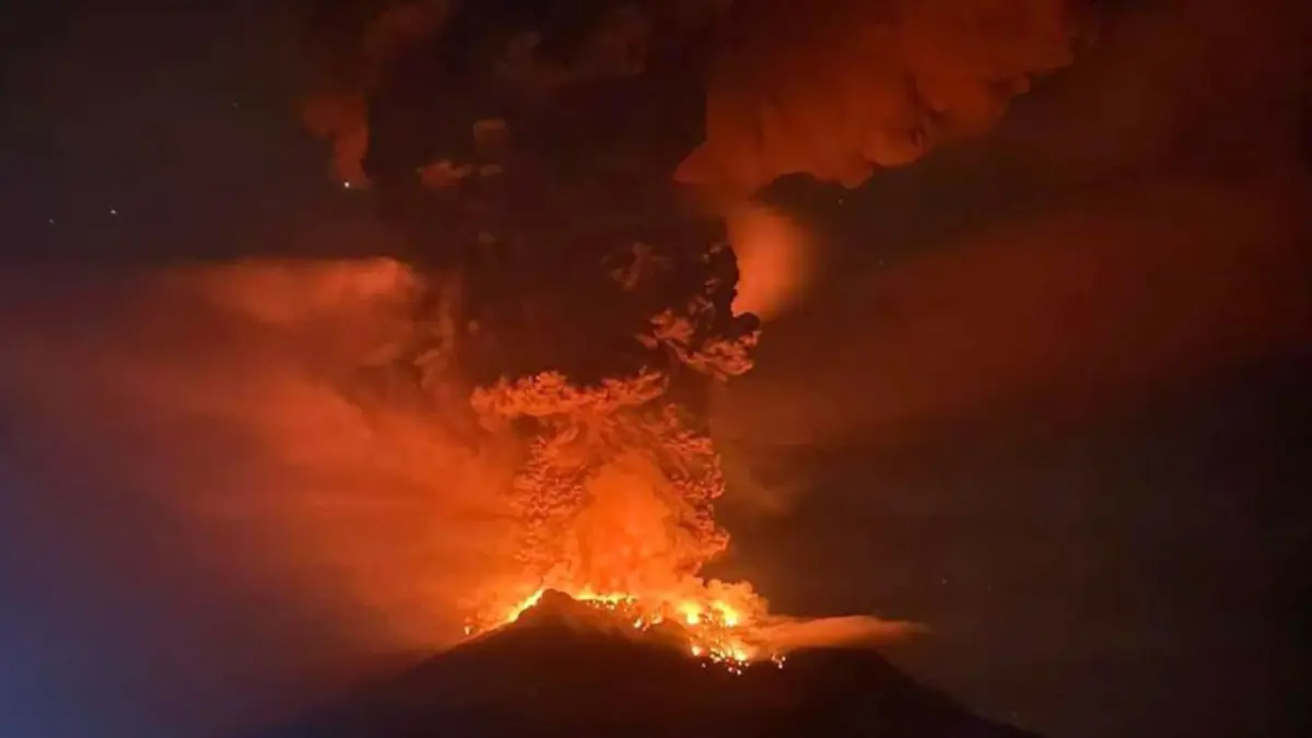 Indonesia evacúa a más de 800 personas de una isla por aumento de actividad volcánica
