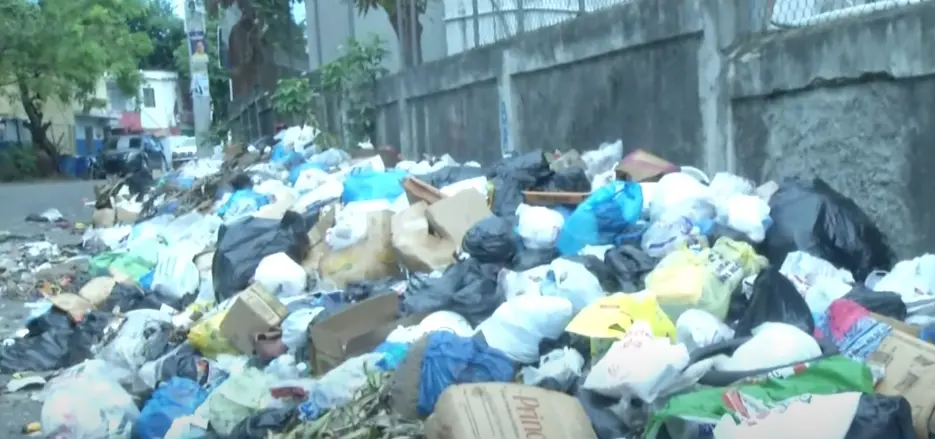 Arropados por la basura residentes en Los Alcarrizos protestan por falta de recogida
