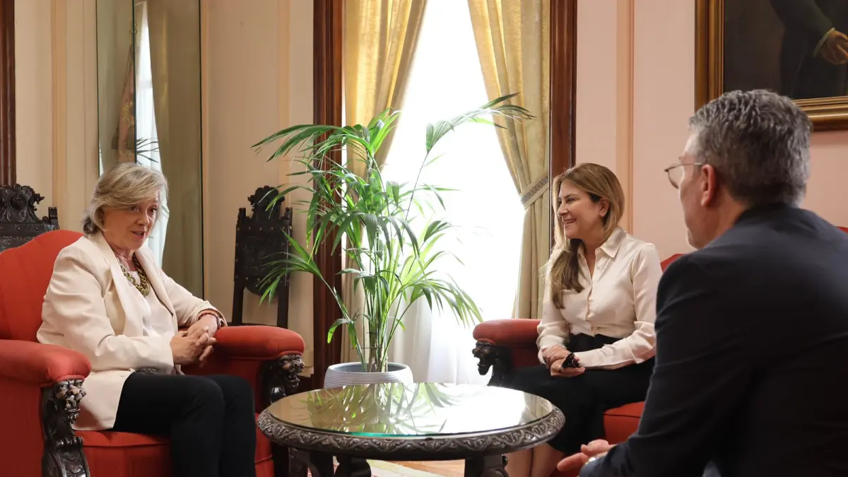 Carolina Mejía se reúne con su homóloga en el Ayuntamiento de Lugo, España