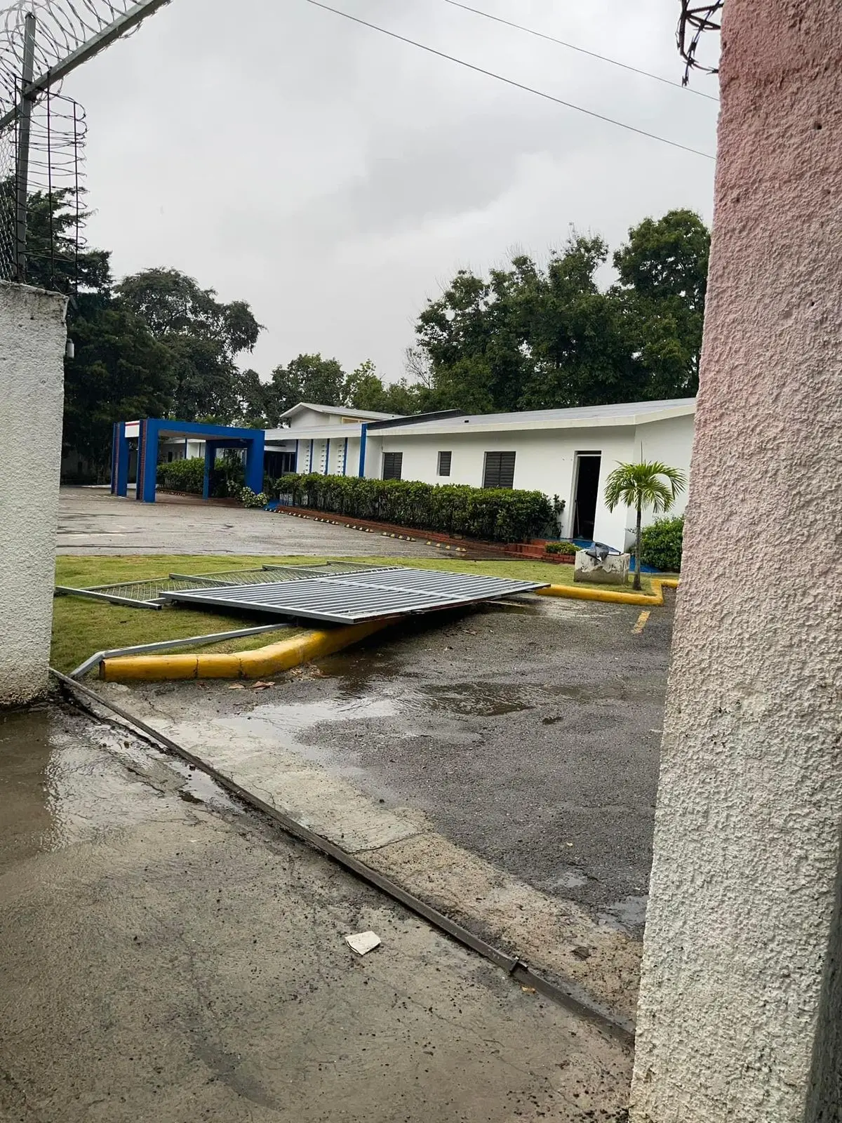 Se encuentra estable agente policial que le cayó portón de Conani