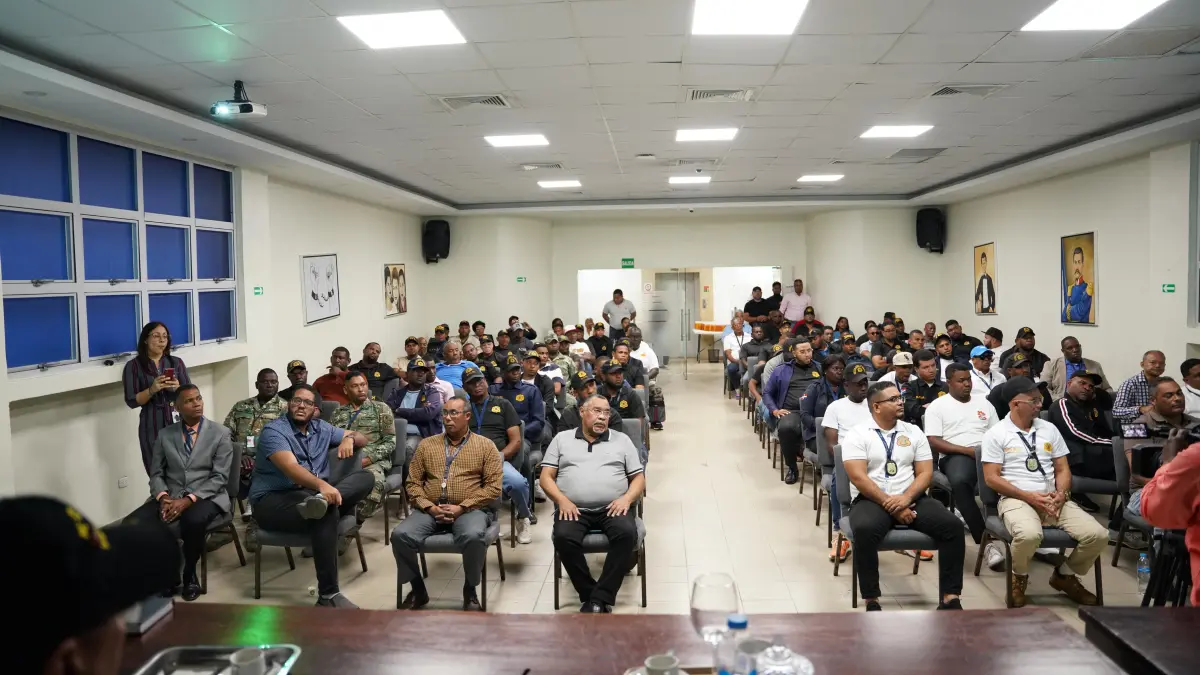 Presidente Comisión Derechos Humanos ofrece charla a inspectores y agentes de migración