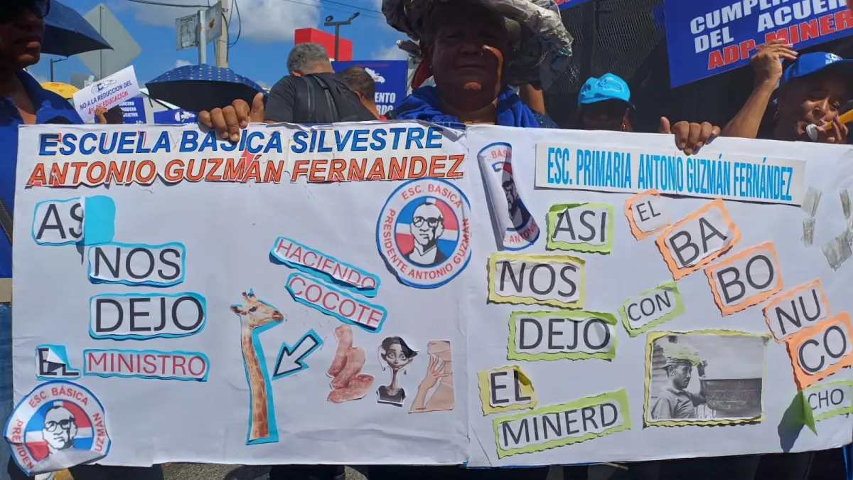 ADP protesta frente a Ministerio de Educación