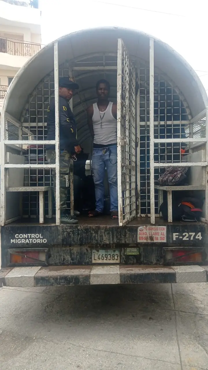 Haitiano irregular agrede a chofer de Migración en Higüey