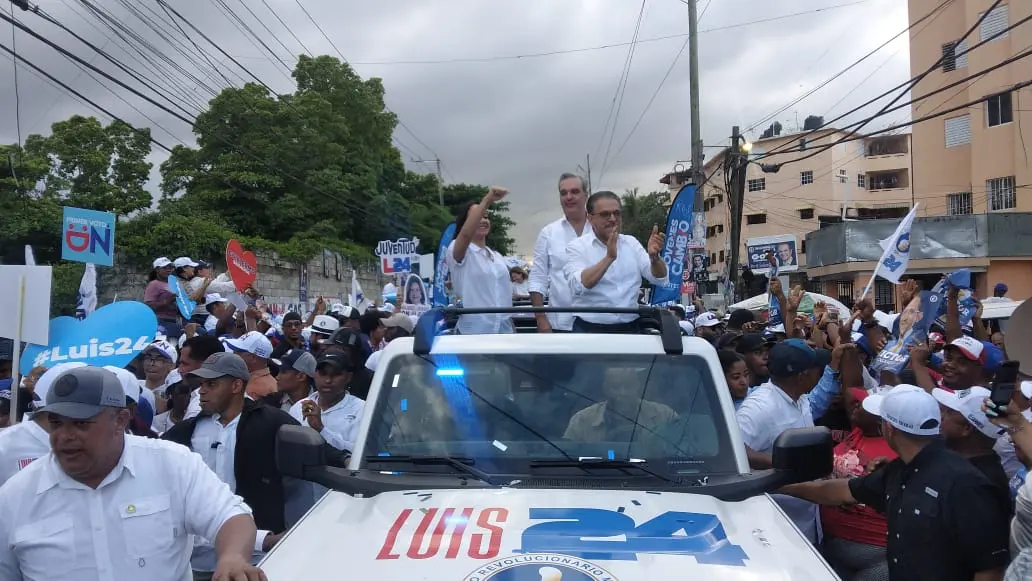 Abinader junto a Guillermo Moreno y Faride recorren calles de la capital