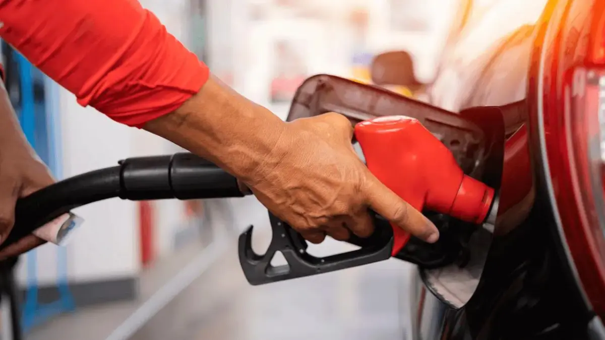 Bajan tres combustibles, pero no son los que tú quieres