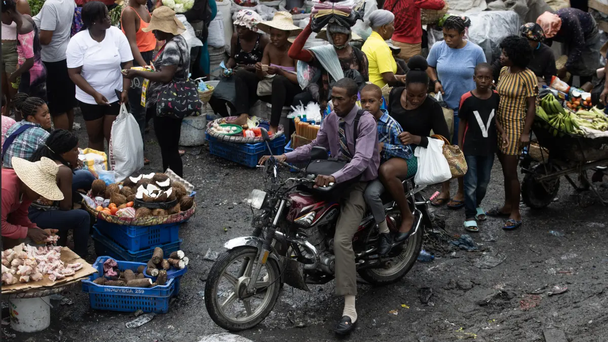 Vendedores y compradores llenan el mercado de Puerto Príncipe en medio de la basura