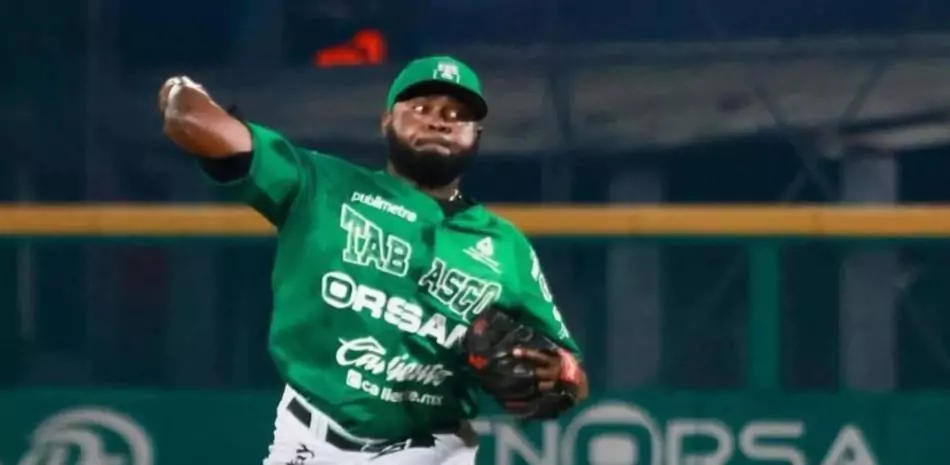 Dominicano suspendido en México por el resto de la temporada tras agredir fanático que le gritó “¡Pinche prieto!”