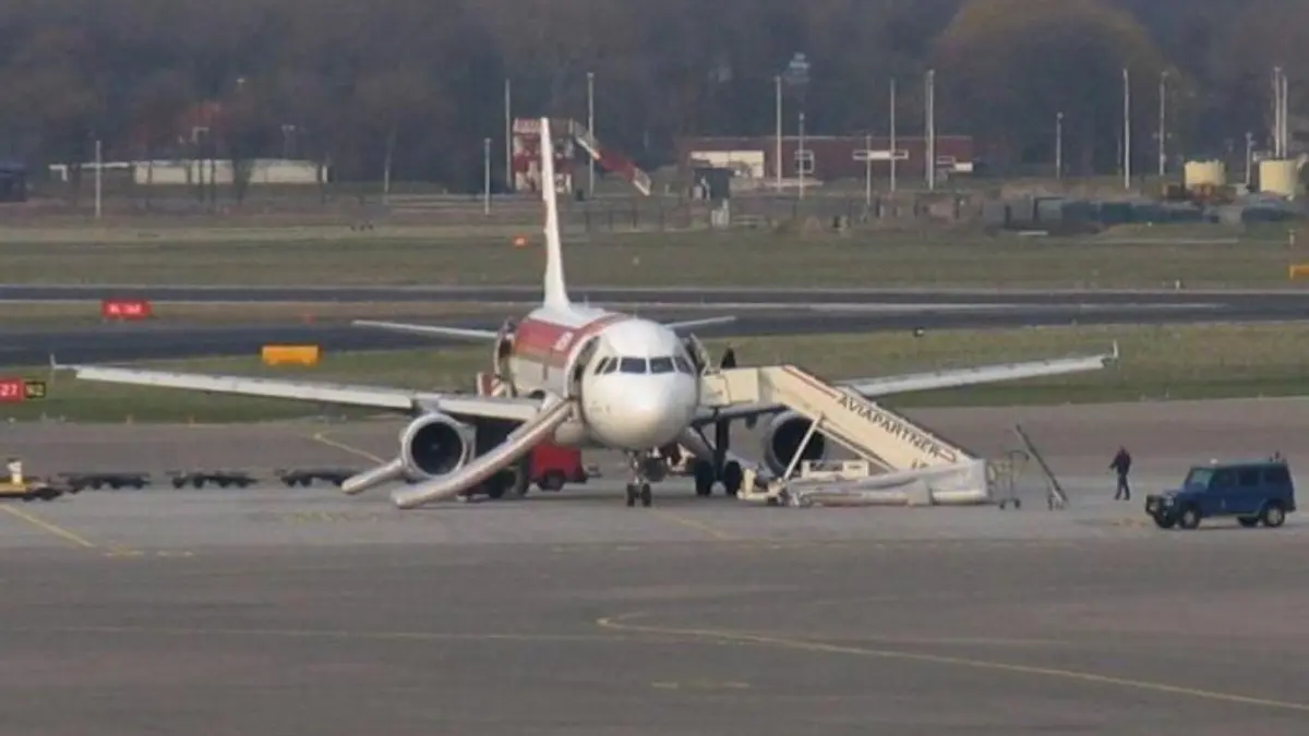 Muere una persona en aeropuerto de Ámsterdam al caer sobre el motor en marcha de un avión