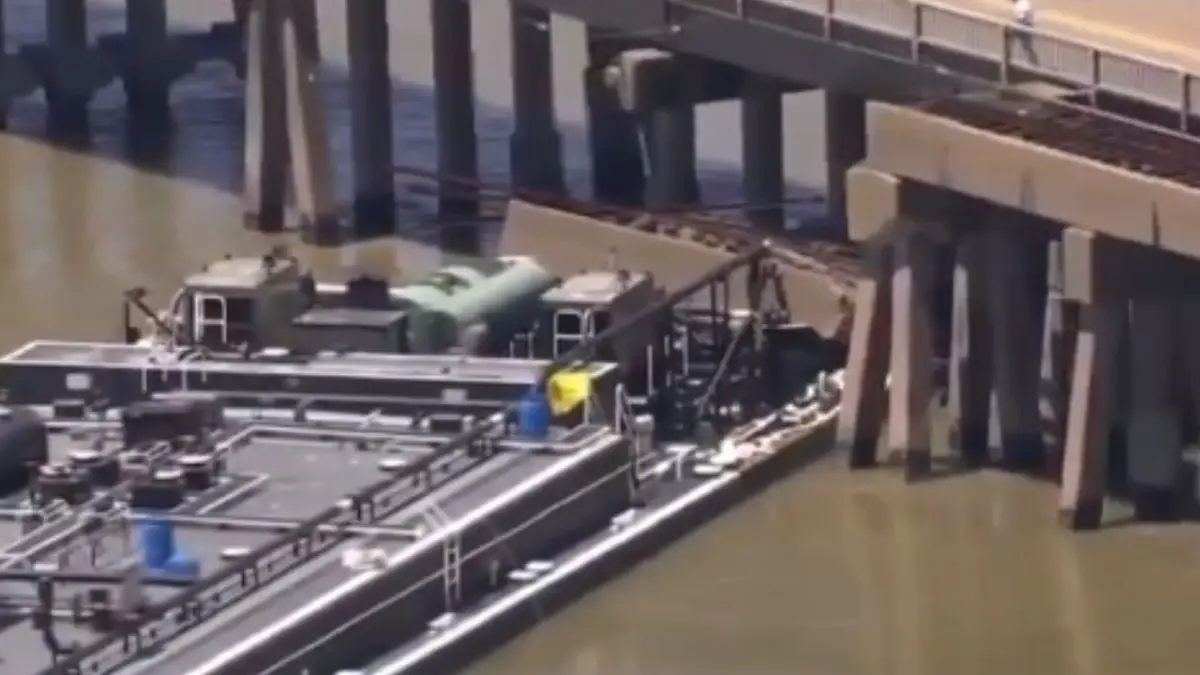 Otra barcaza choca con un puente y destruye su vía ferroviaria