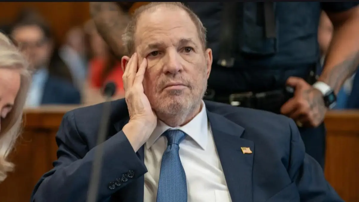 Defensa de Weinstein pide mantenerlo en prisión en Nueva York por problemas de salud