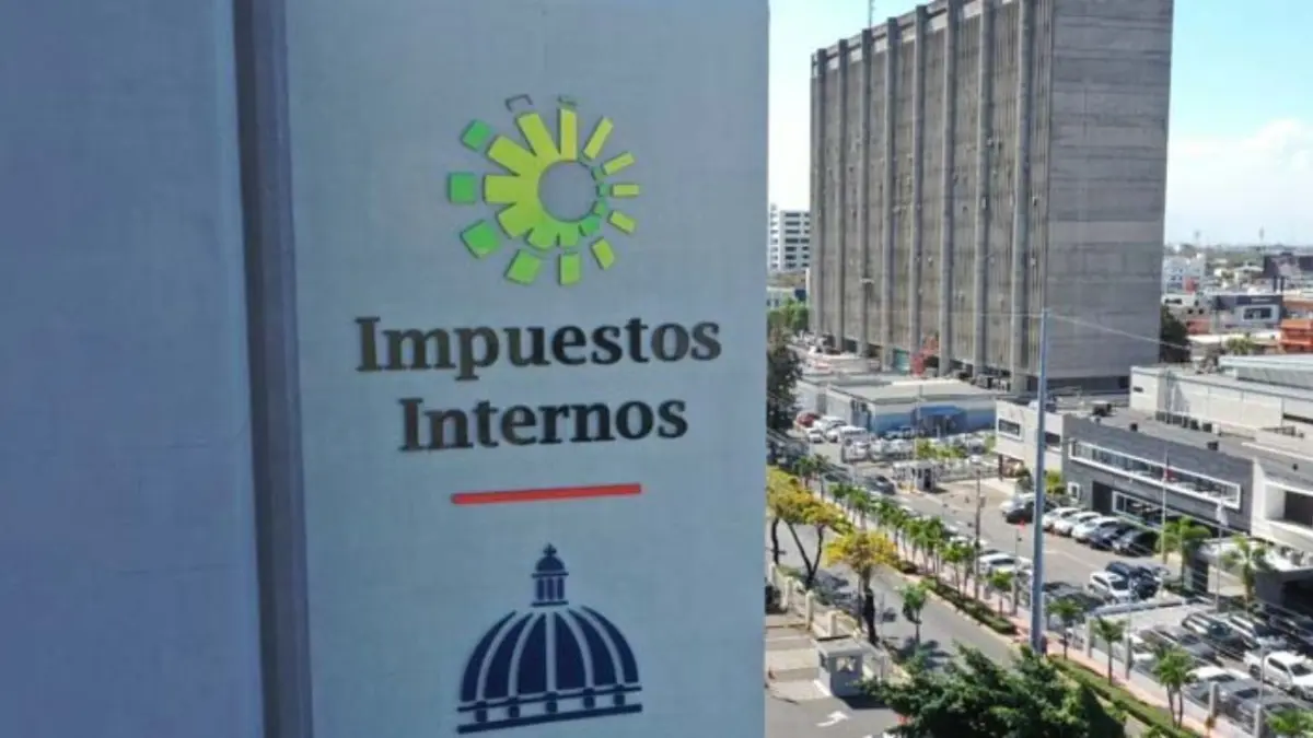 DGII entrega 100 licencias de operación a dealers y concesionarios de Vehículos de Motor