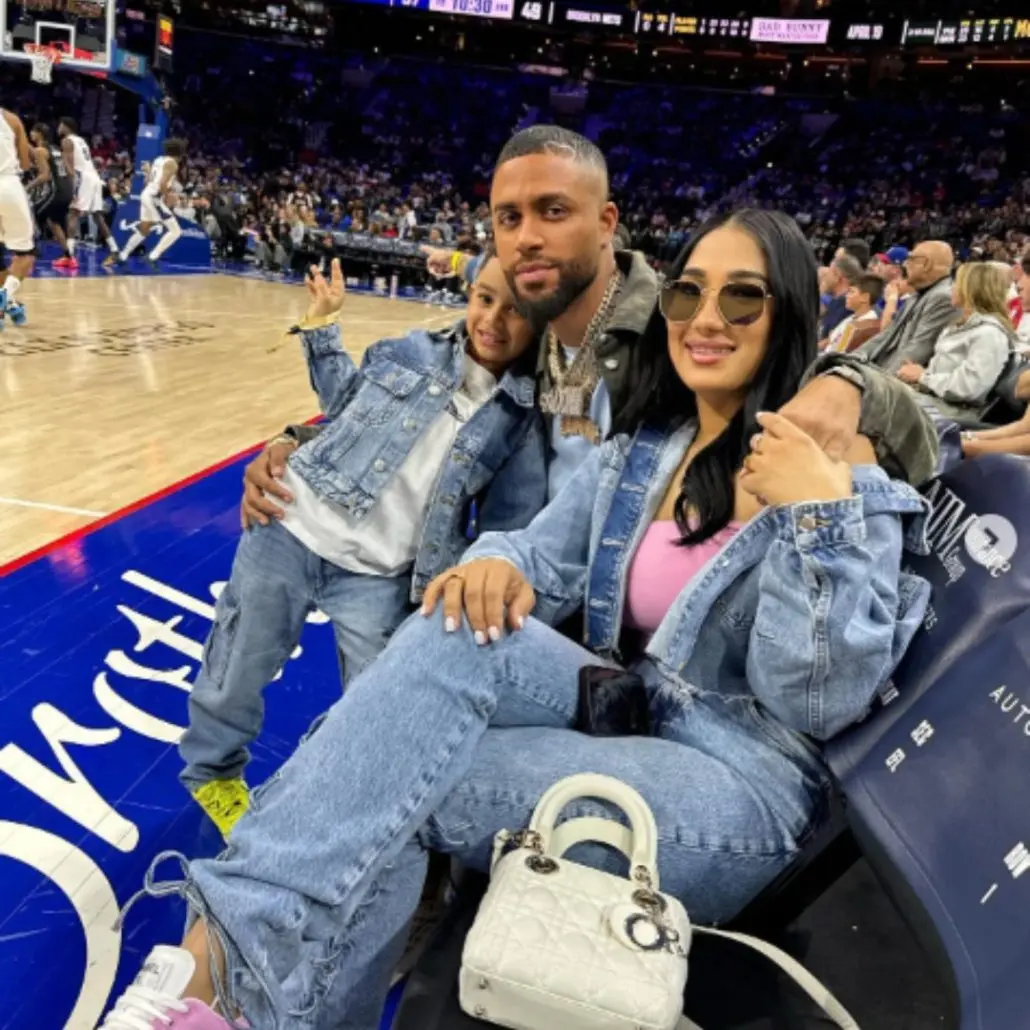 Tras polémica con Caroline Aquino, Dj Adoni aparece con su esposa e hijo