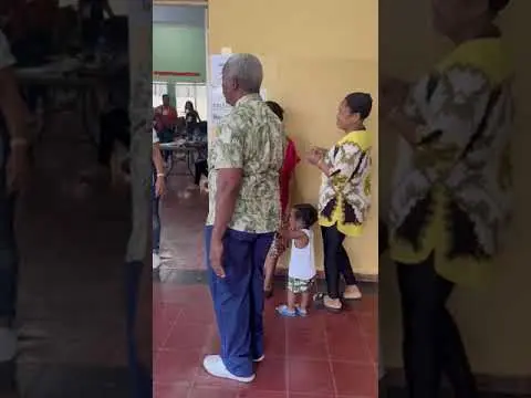 Pareja de abuelos llegan al centro de votación con su nieta